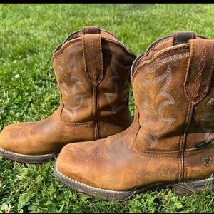 Women’s ariats sz 8